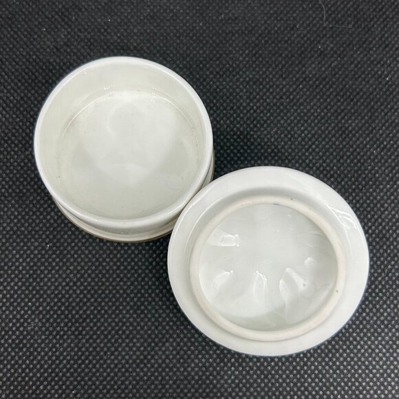 Vintage Crown Staffordshire England bone China Trinket/Pill box - Picture 2 of 4